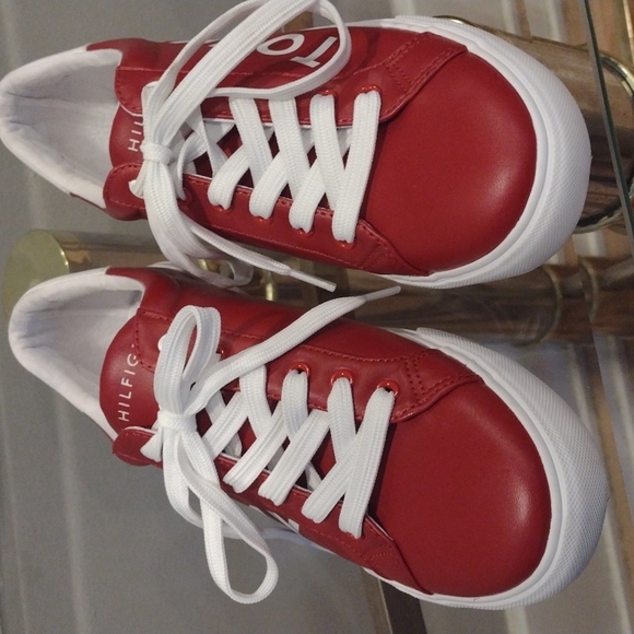 🛑SOLD🛑 Red and White Tommy Hilfiger Sneakers - Picture 3 of 10